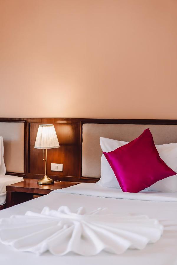 Bauman Ville Hotel Phuket Esterno foto